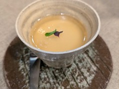 玉ねぎのムースにしじみのジュレ載せ