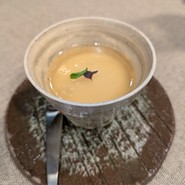 玉ねぎのムースにしじみのジュレ載せ