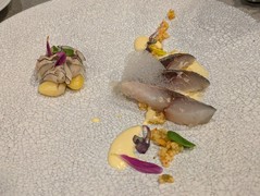 関さばの燻製と鯖の味噌煮を黒大根の薄切りに詰めて