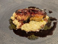 牡蠣エキスで炊いたリゾットにフォアグラを載せて