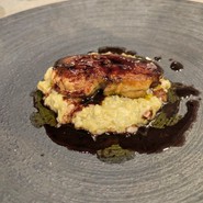 牡蠣エキスで炊いたリゾットにフォアグラを載せて