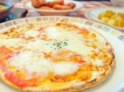 モッツァレラチーズのピザ