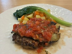 ランチハンバーグフレッシュトマトとバジルのソース