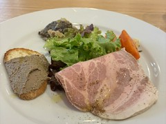 前菜の盛り合わせ(レバーパテ、自家製ハム)