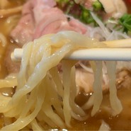 もちもち食感の中太縮れ麺！