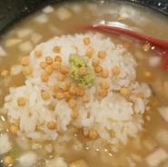 スープにご飯とあられとわさびを投入！
