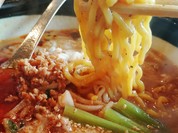 味噌担々麺の麺リフト(箸持ち上げ)