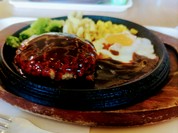 アツアツ鉄板に目玉焼きハンバーグ！