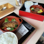 ジューシーなハンバーグ　フランス人が考えた和風クリームソース