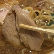 薄切りのチャーシューが４枚！