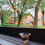 春は桜がきれいだそう。窓際は特別ですね。