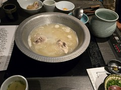 事前予約をしてお昼に行きました。水炊きをいただくのは初めて、本当に美味でサーブのタイミングも絶妙でし