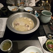 事前予約をしてお昼に行きました。水炊きをいただくのは初めて、本当に美味でサーブのタイミングも絶妙でし