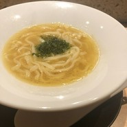 〆の鶏そば。スープまでしっかり頂きました