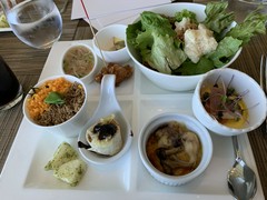 ブッフェ　小さな器に盛られているお料理が多いので、ピックアップしやすい❤️
