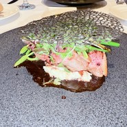 メインディッシュ　（鴨肉　ソバージュアスパラ　じゃがいも　竹炭のガレット）