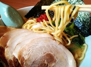 家系ラーメン。チャーシューメンの麺リフト