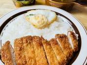 チキンカツレツとフライドエッグのくろーばーかれー