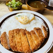 チキンカツレツとフライドエッグのくろーばーかれー