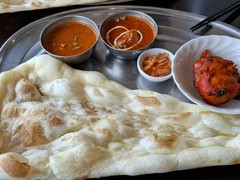 サラダとカレー2種とドリンクのセットでお得な価格でした。ナンが、一枚サービスでおかわりでき満足です