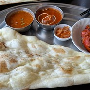 サラダとカレー2種とドリンクのセットでお得な価格でした。ナンが、一枚サービスでおかわりでき満足です