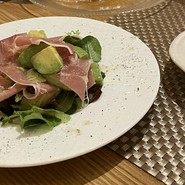 生ハムとアボカドのサラダ