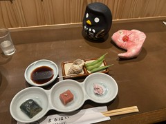 初めてのカウンター。連休の為、コース料理の先付。真ん中はトマト豆腐！