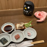 初めてのカウンター。連休の為、コース料理の先付。真ん中はトマト豆腐！