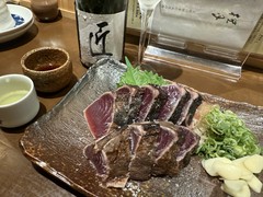 焼き切りの塩鰹タタキ。柚の酢とタレはお好みで