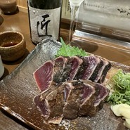 焼き切りの塩鰹タタキ。柚の酢とタレはお好みで