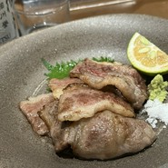 土佐あかうしをブシュカン、塩、わさびで。