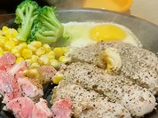 カットステーキ、ハンバーグ、目玉焼きの熱々鉄板焼！わくわくコンボ レギュラー