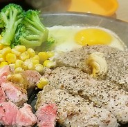 カットステーキ、ハンバーグ、目玉焼きの熱々鉄板焼！わくわくコンボ レギュラー