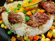 ベヂタブルとビーフと生玉子を混ぜ混ぜして頂くテキサスビーフライス！BBQ