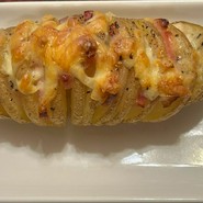 ハッセルバックポテト400円。スウェーデンの家庭料理。メークインをまるごと１個使用しています。