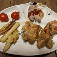キッズプレート700円。お子様は料理が出てくるの待てませんよね。事前予約いただければ来店即お出ししま
