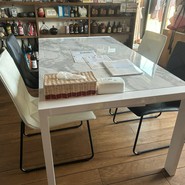 リビングはダイニングテーブル。８名様まで対応できます