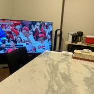 反対側からの写真。65V型の有機ELテレビは迫力があります。