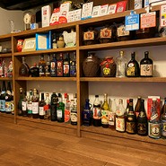 お酒の種類は豊富。日本酒、焼酎、泡盛、ウイスキー、ワインなど常時80種類以上取り揃えています。