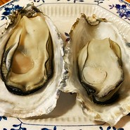 殻付き牡蠣の焼いたの。２個600円。12-4月の限定メニューです。