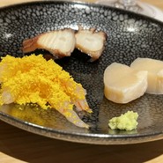 柔らかいタコの旨煮　身ぶりの大きいたいらぎ　甘エビの昆布締めにカラスミをまぶして