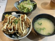 大山鶏の唐揚げ丼825円！