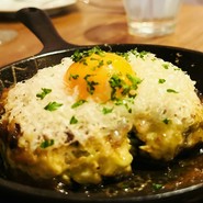 地鶏の月見レアハンバーグつくね