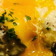 地鶏の月見レアハンバーグつくね