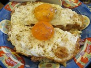 焼豚玉子飯は、半分に分けて