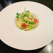 ズワイ蟹、小柱、アスパラのオレキエッテフレスカ　生あおのりの風味