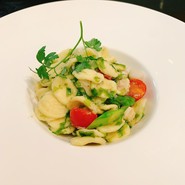 ズワイ蟹、小柱、アスパラのオレキエッテフレスカ　生あおのりの風味