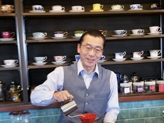 自慢のコーヒーを淹れるマスター