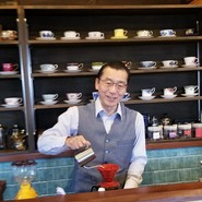 自慢のコーヒーを淹れるマスター