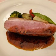 大きな鴨肉ロースト